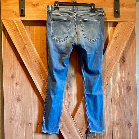 Abercrombie & Fitch Mid Rise Jean Legging, Medium Wash, Size: 32/14R - Picture 2 of 7